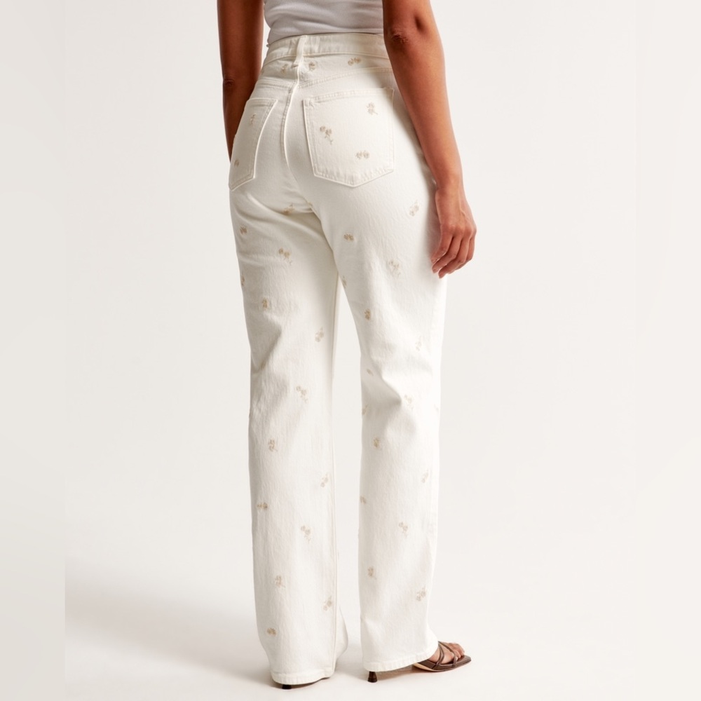 Abercrombie & Fitch 90s Relaxed High Rise White Embroidered Floral Jeans